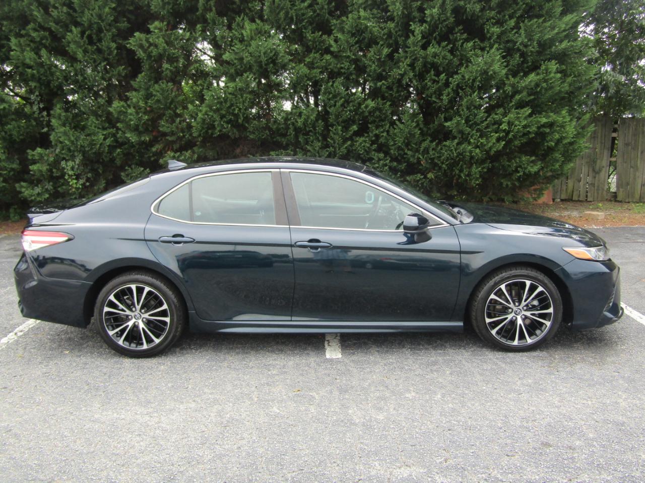 Toyota Camry SE 2020
