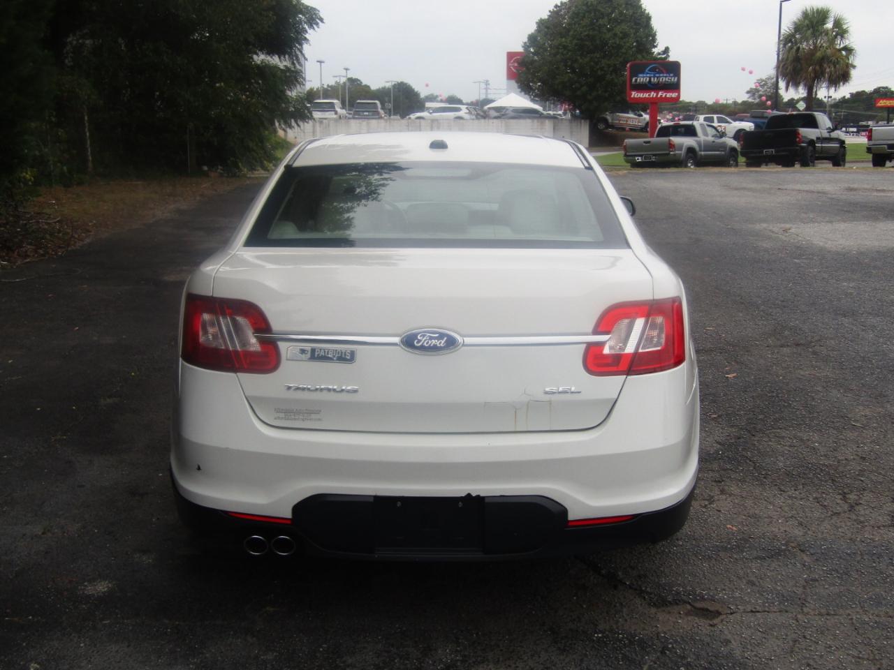 Ford Taurus SEL FWD 2011
