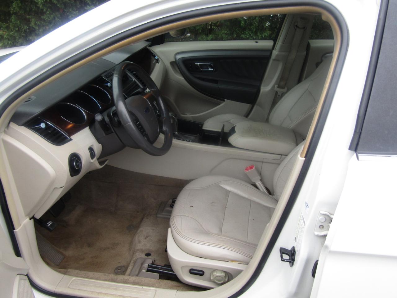 Ford Taurus SEL FWD 2011