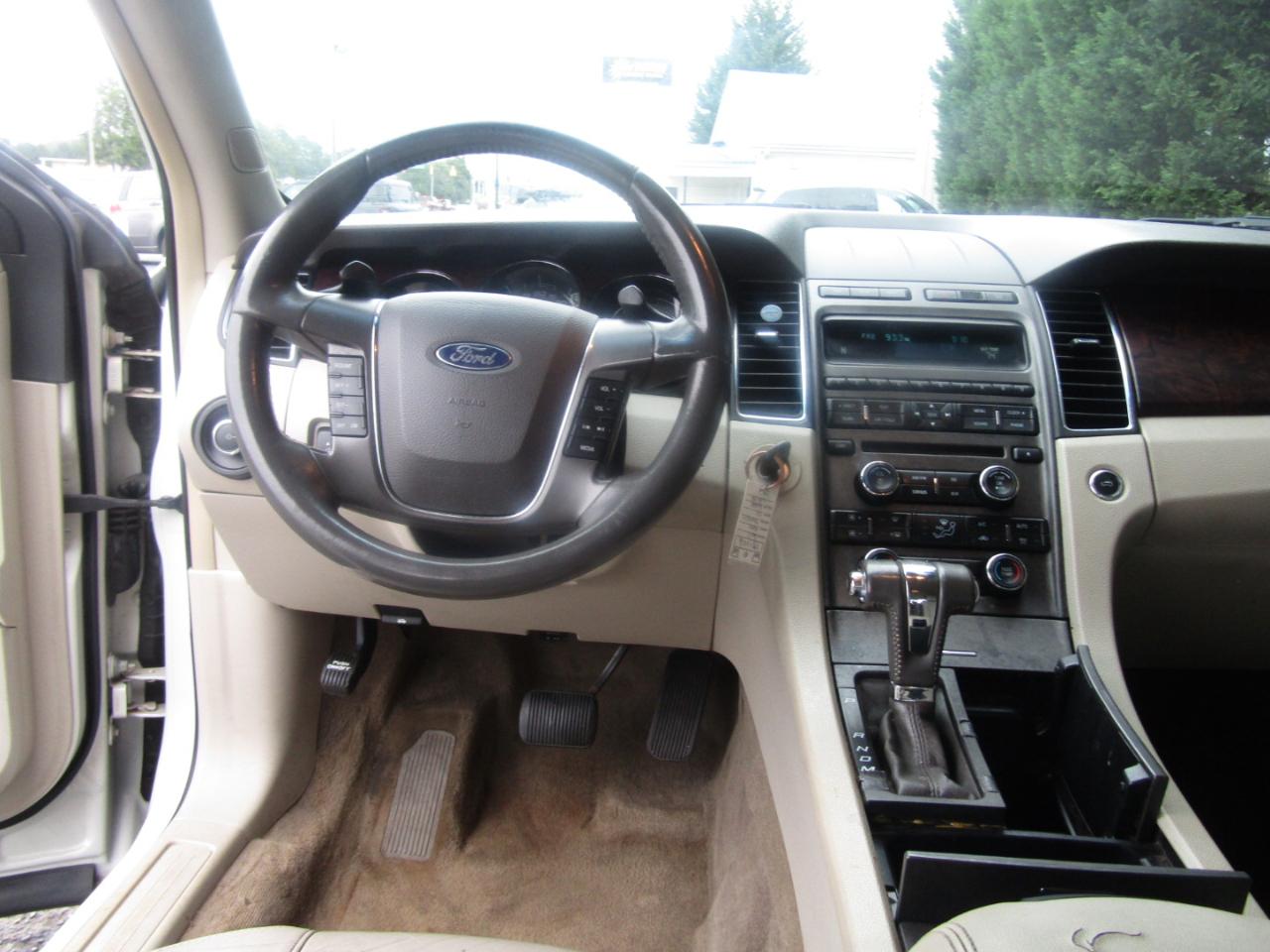 Ford Taurus SEL FWD 2011