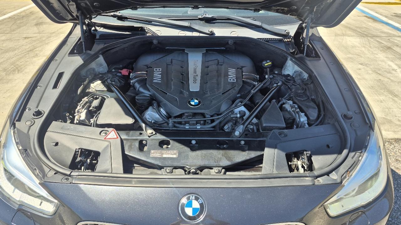 BMW 5-Series Gran Turismo 550i xDrive 2014