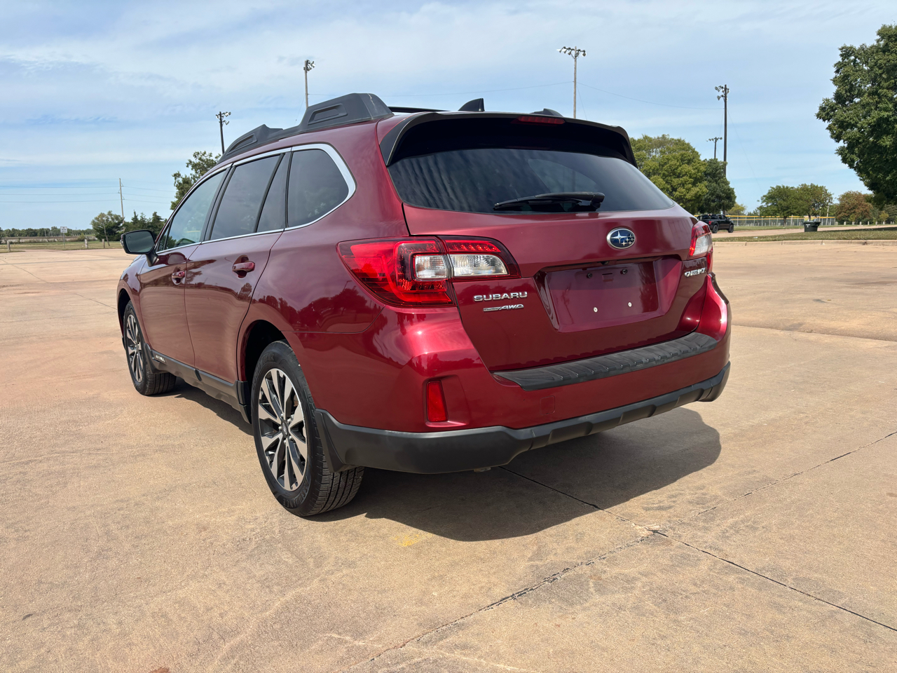 2016 Subaru Outback 2.5i Limited photo 2