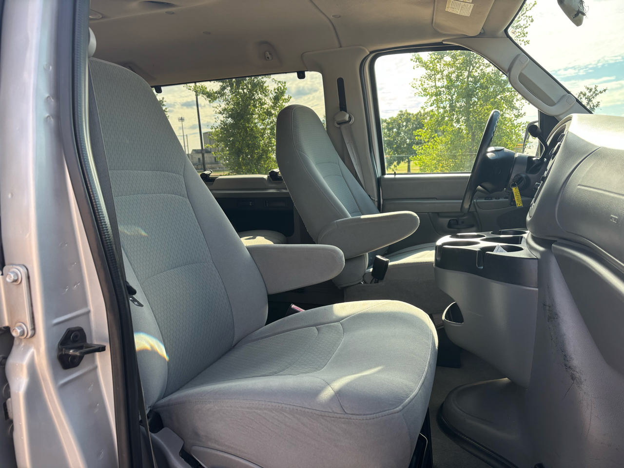2008 Ford E-350 photo 8