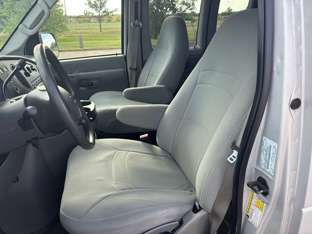 2008 Ford E-350 photo 11