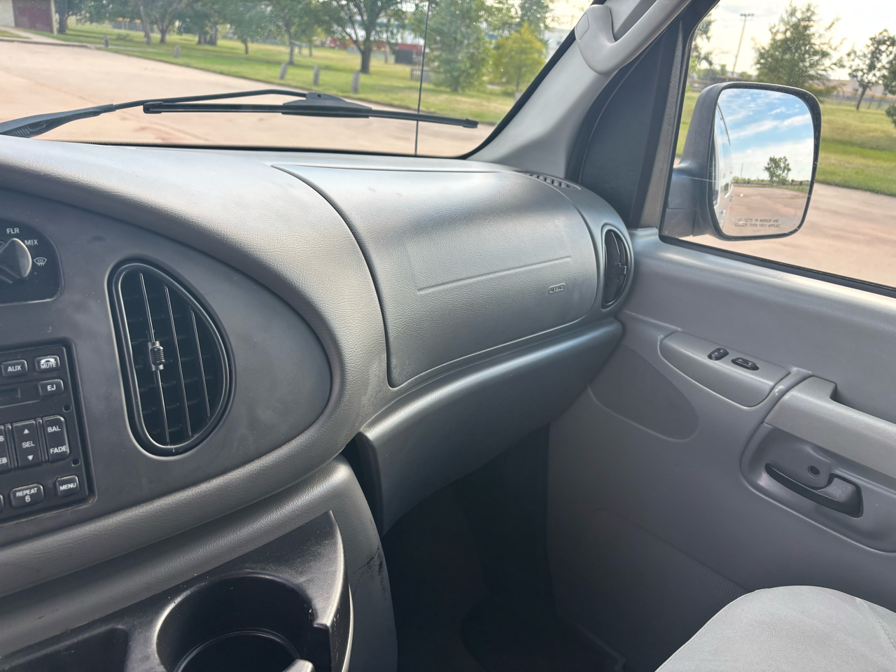 2008 Ford E-350 photo 17