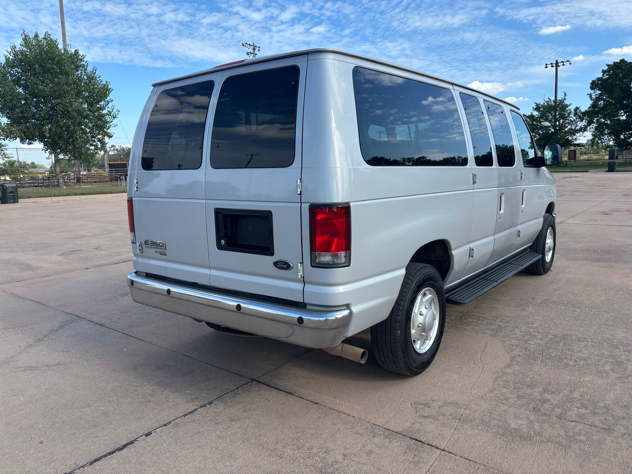 2008 Ford E-350 photo 24