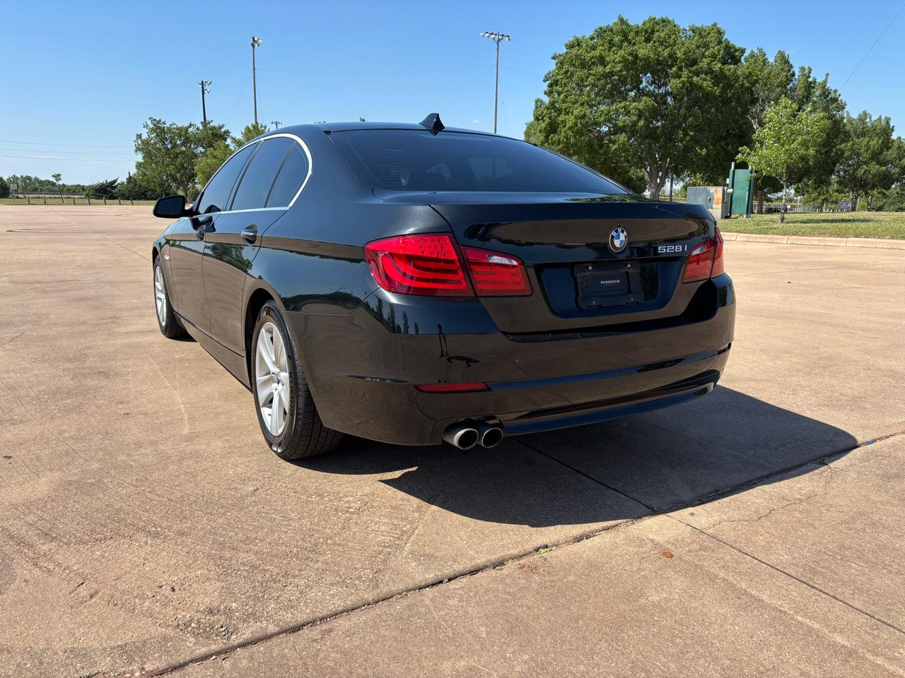 BMW 5 Series 4dr Sdn 528i RWD 2011