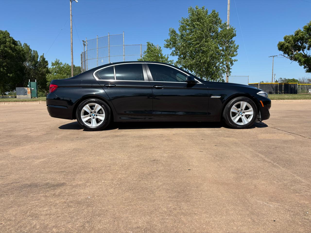 BMW 5 Series 4dr Sdn 528i RWD 2011