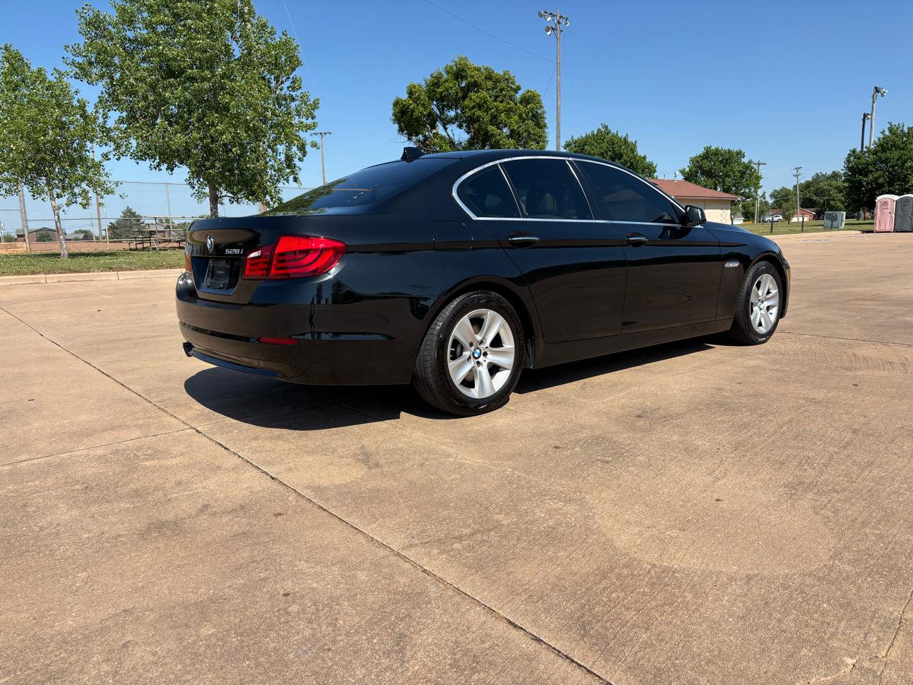 BMW 5 Series 4dr Sdn 528i RWD 2011
