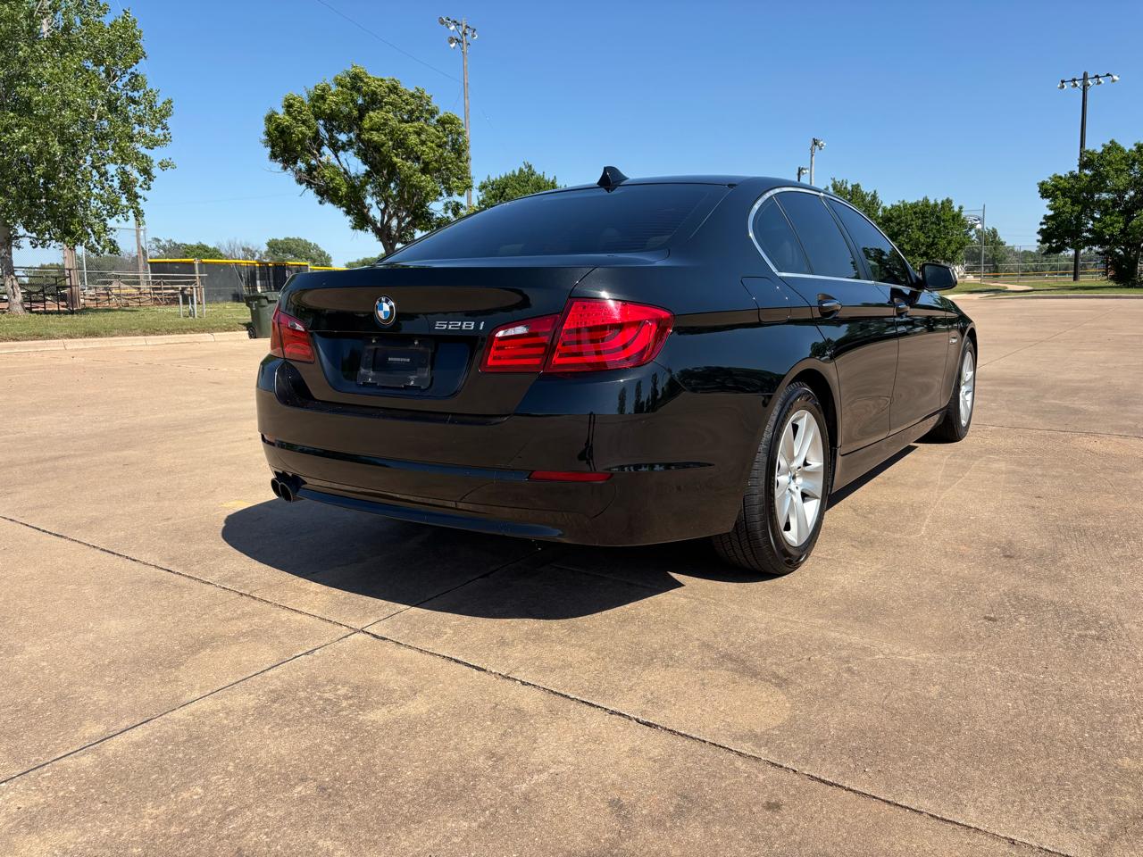 BMW 5 Series 4dr Sdn 528i RWD 2011