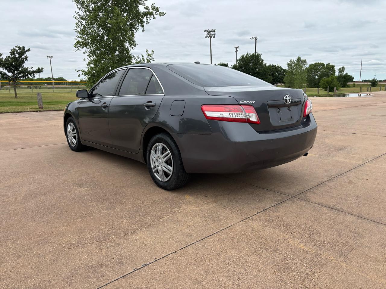 Toyota Camry 4dr Sdn LE Auto (Natl) 2011