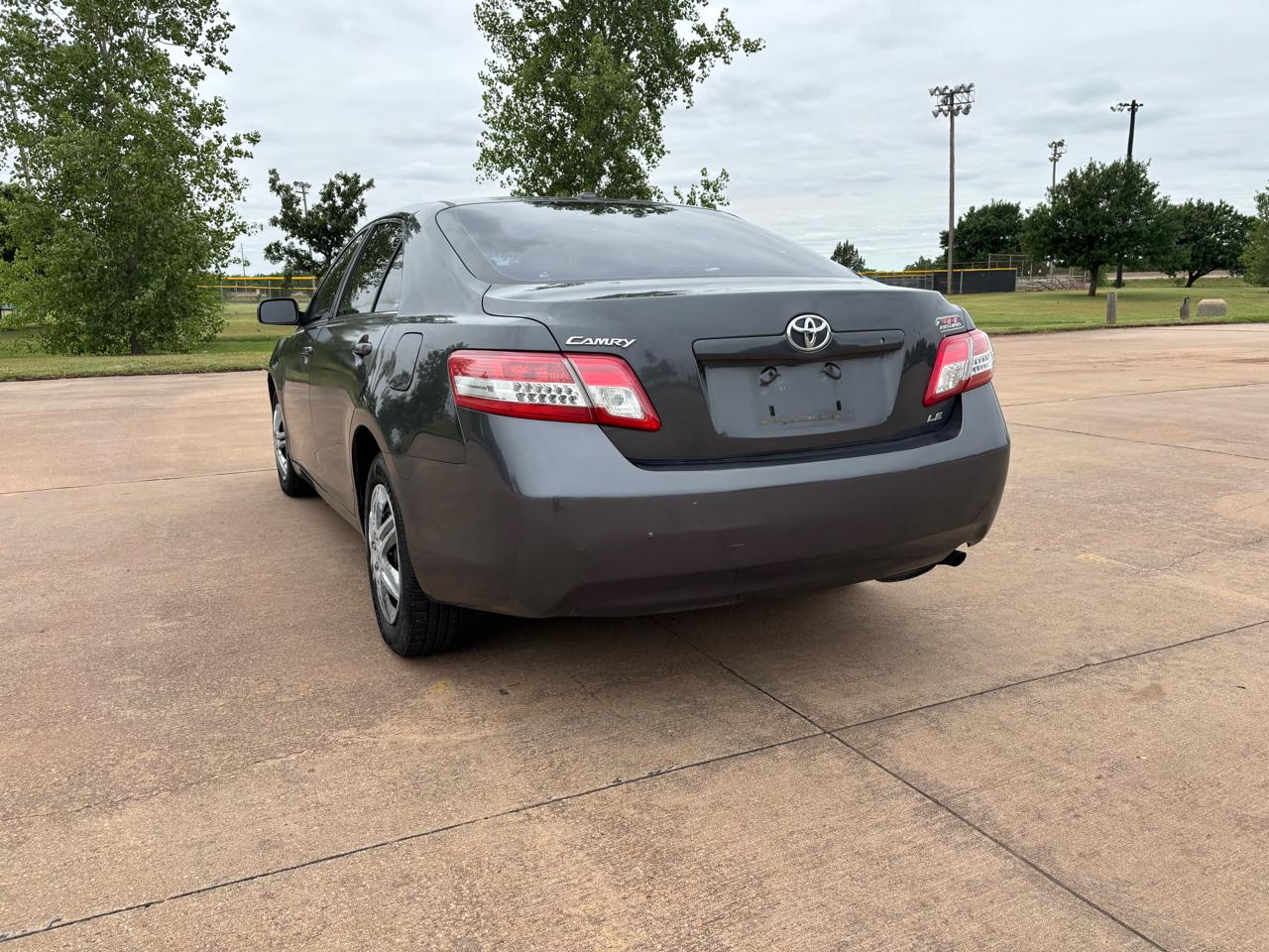 Toyota Camry 4dr Sdn LE Auto (Natl) 2011