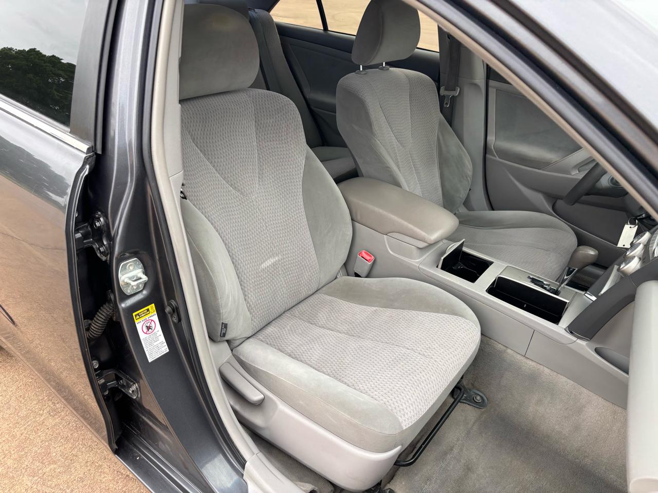 Toyota Camry 4dr Sdn LE Auto (Natl) 2011