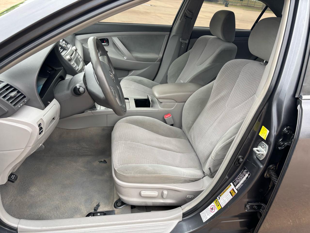 Toyota Camry 4dr Sdn LE Auto (Natl) 2011