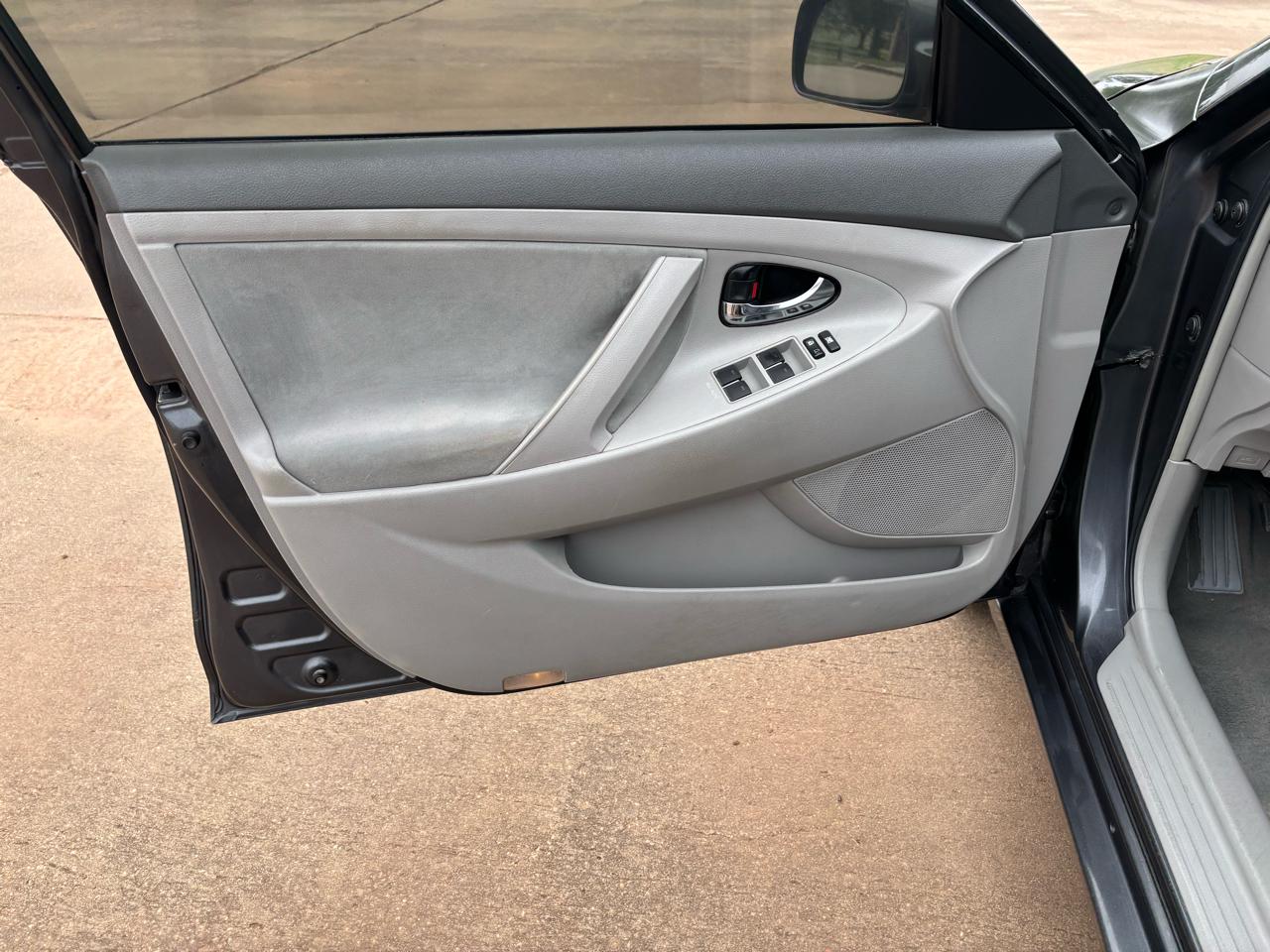 Toyota Camry 4dr Sdn LE Auto (Natl) 2011