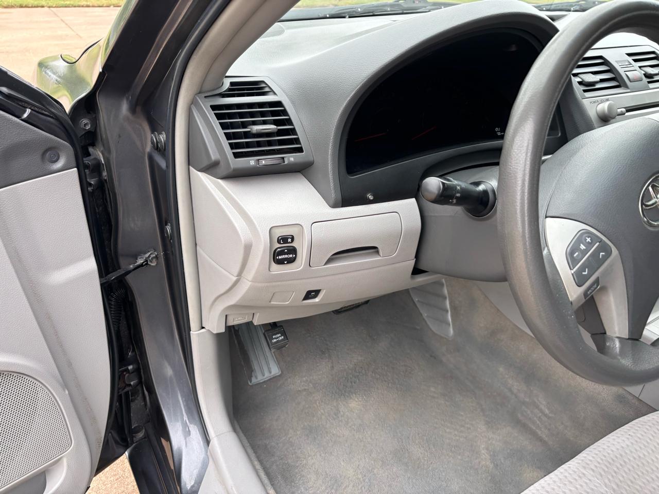 Toyota Camry 4dr Sdn LE Auto (Natl) 2011