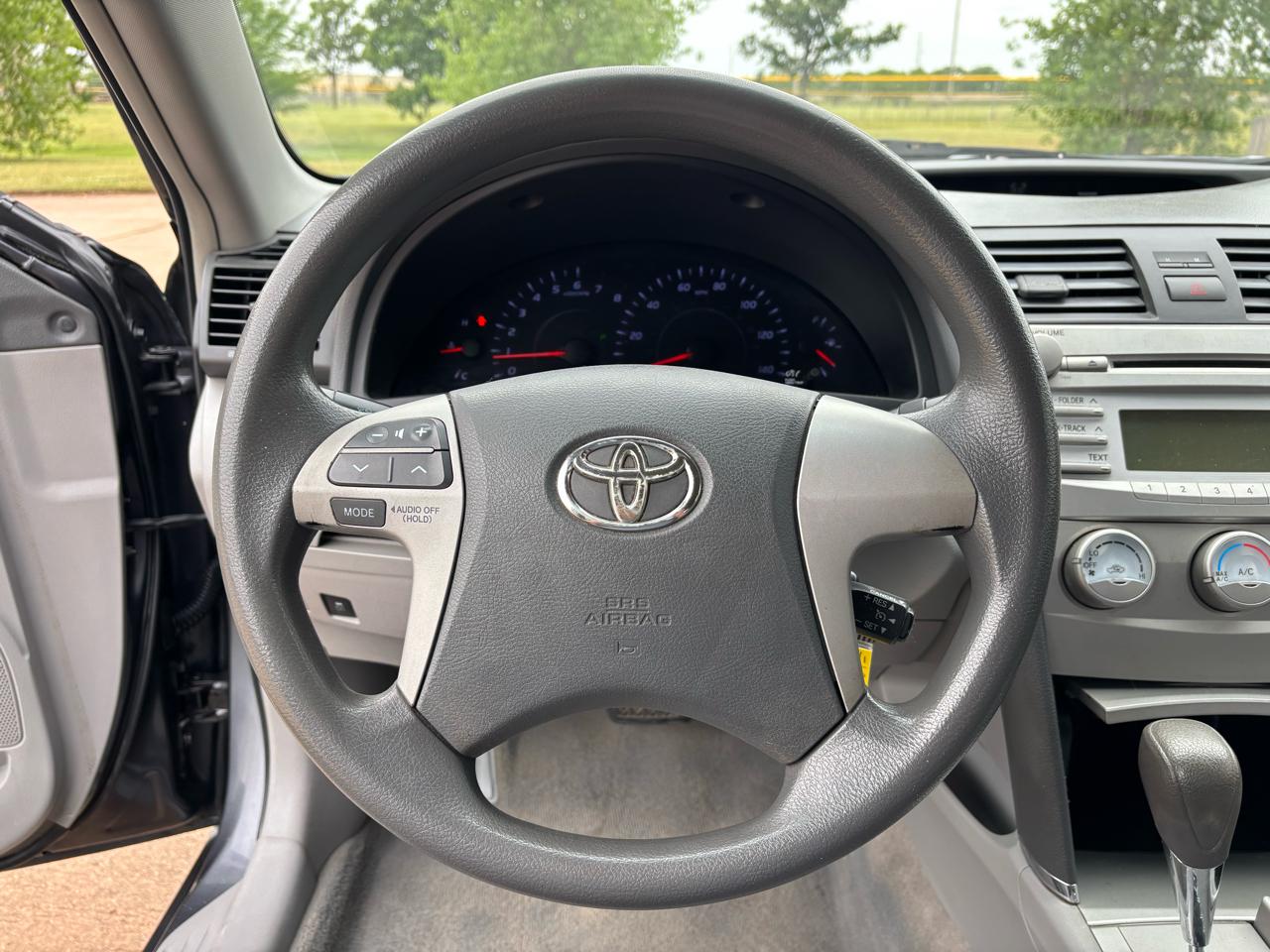 Toyota Camry 4dr Sdn LE Auto (Natl) 2011