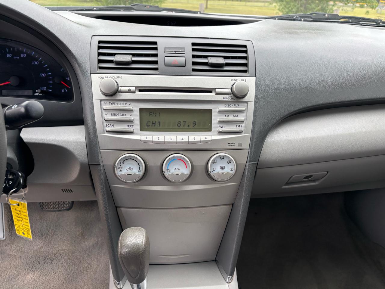 Toyota Camry 4dr Sdn LE Auto (Natl) 2011