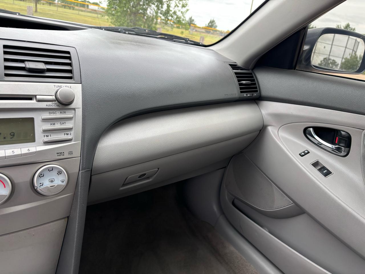 Toyota Camry 4dr Sdn LE Auto (Natl) 2011