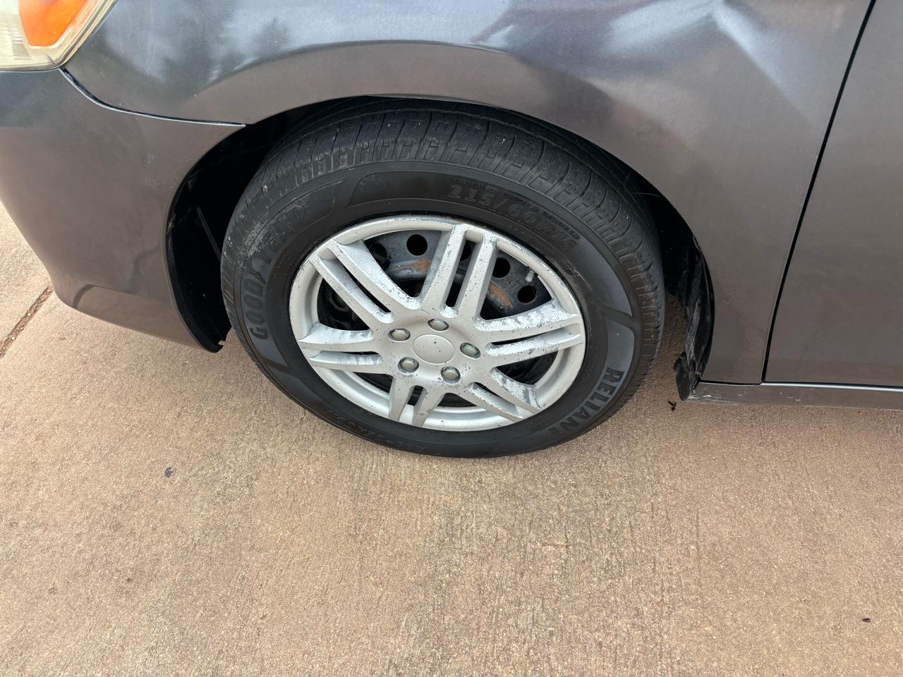 Toyota Camry 4dr Sdn LE Auto (Natl) 2011