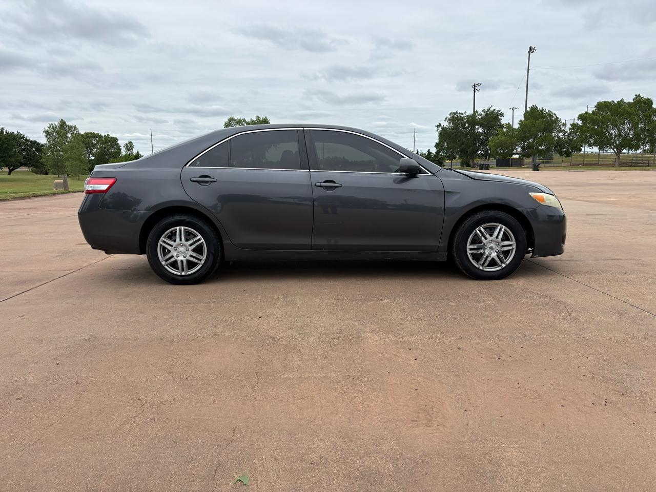 Toyota Camry 4dr Sdn LE Auto (Natl) 2011