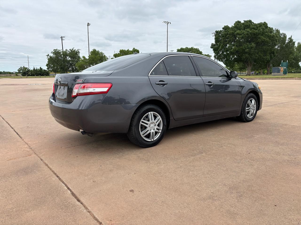 Toyota Camry 4dr Sdn LE Auto (Natl) 2011