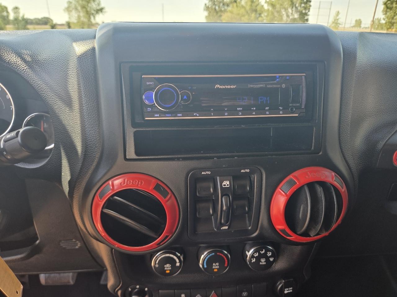 Jeep Wrangler Unlimited 4WD 4dr Sahara 2014