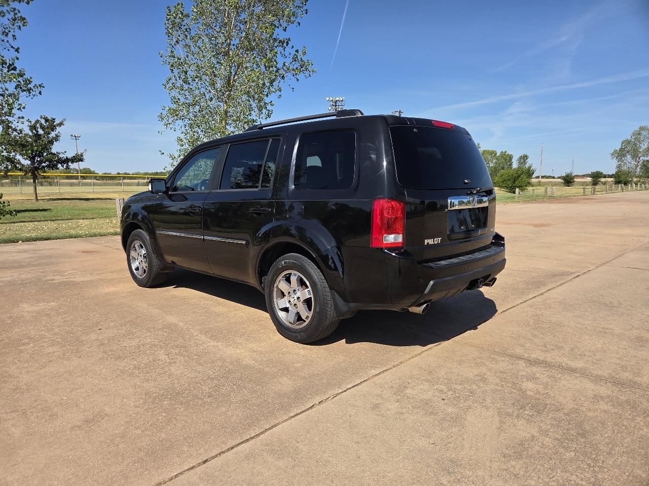 Honda Pilot 2WD 4dr Touring w/RES & Navi 2011