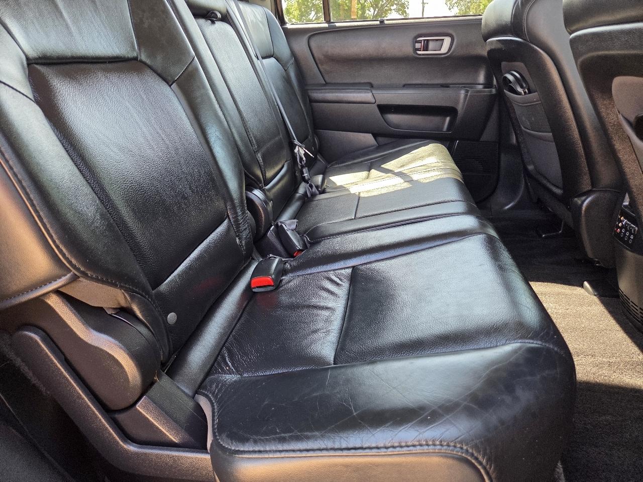 Honda Pilot 2WD 4dr Touring w/RES & Navi 2011
