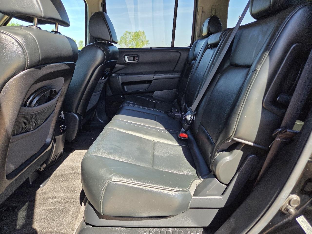 Honda Pilot 2WD 4dr Touring w/RES & Navi 2011