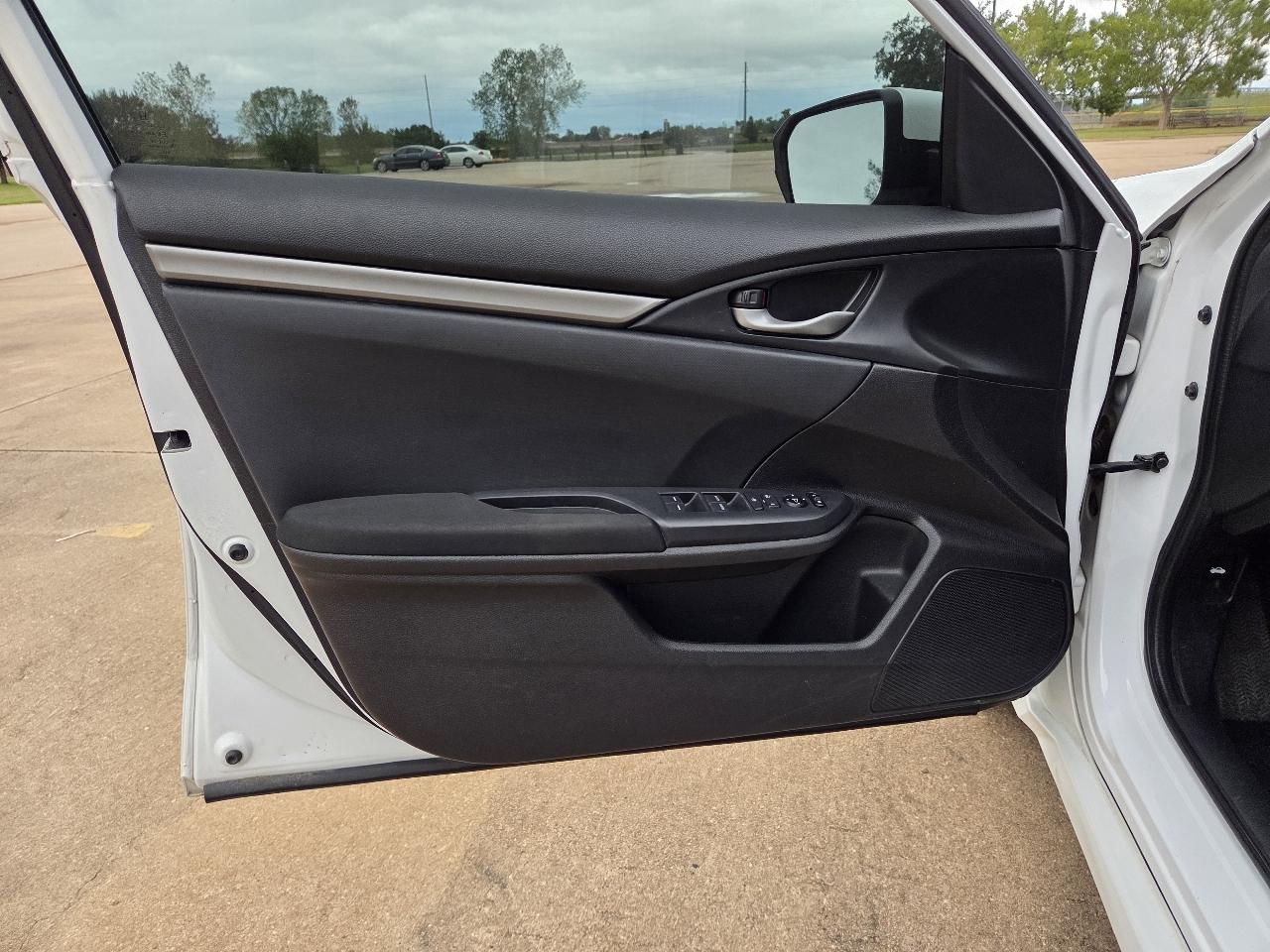Honda Civic Hatchback LX CVT 2020