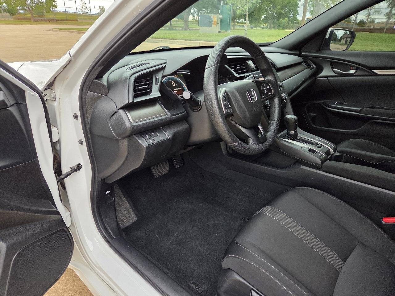 Honda Civic Hatchback LX CVT 2020