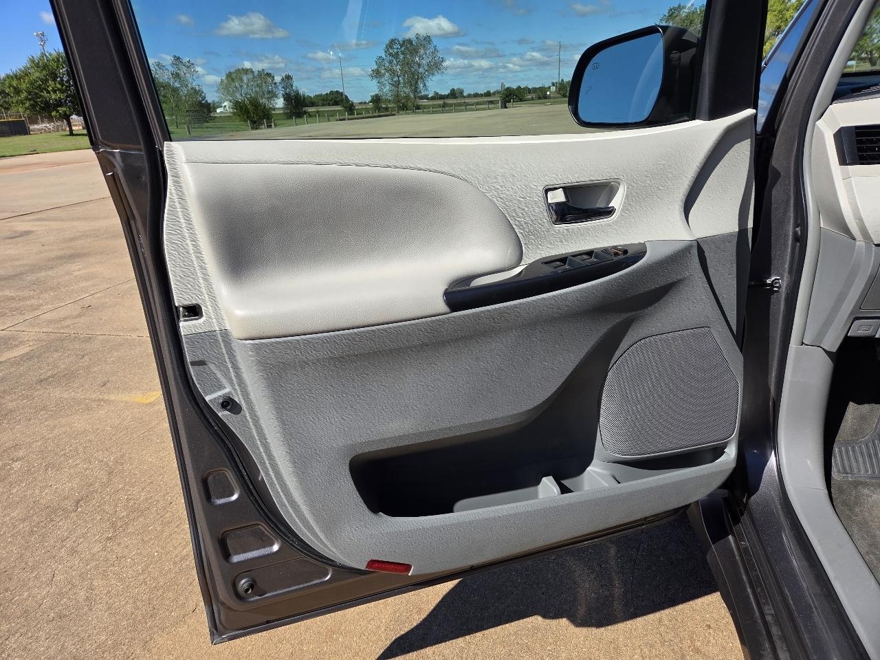 Toyota Sienna 5dr 8-Pass Van V6 SE FWD (Natl) 2014