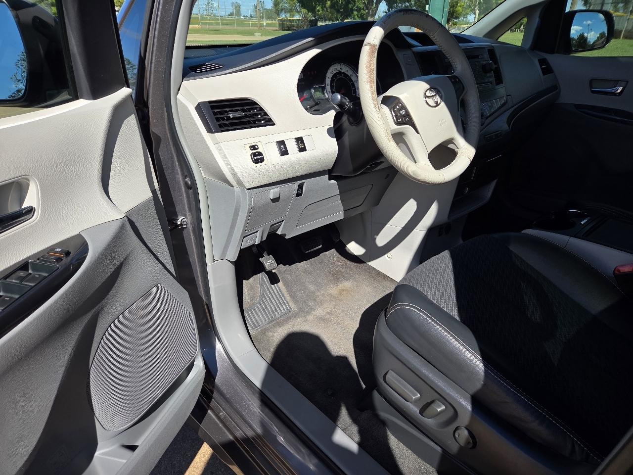 Toyota Sienna 5dr 8-Pass Van V6 SE FWD (Natl) 2014