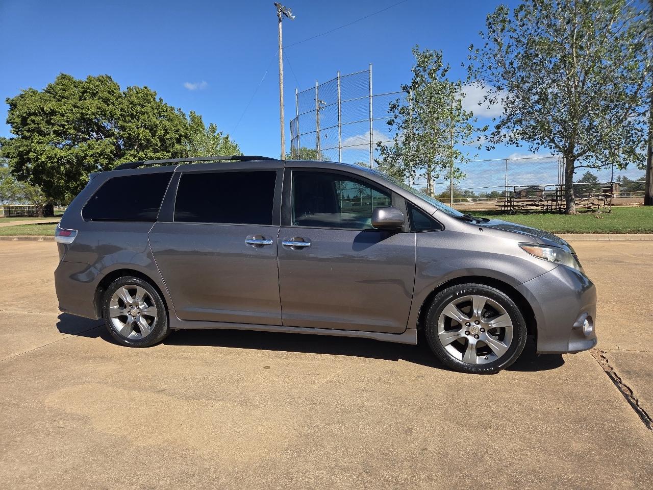 Toyota Sienna 5dr 8-Pass Van V6 SE FWD (Natl) 2014