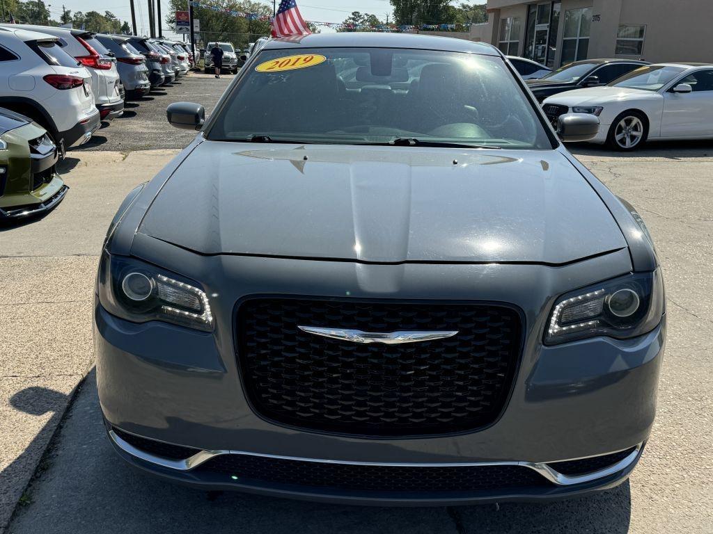 Chrysler 300  2019