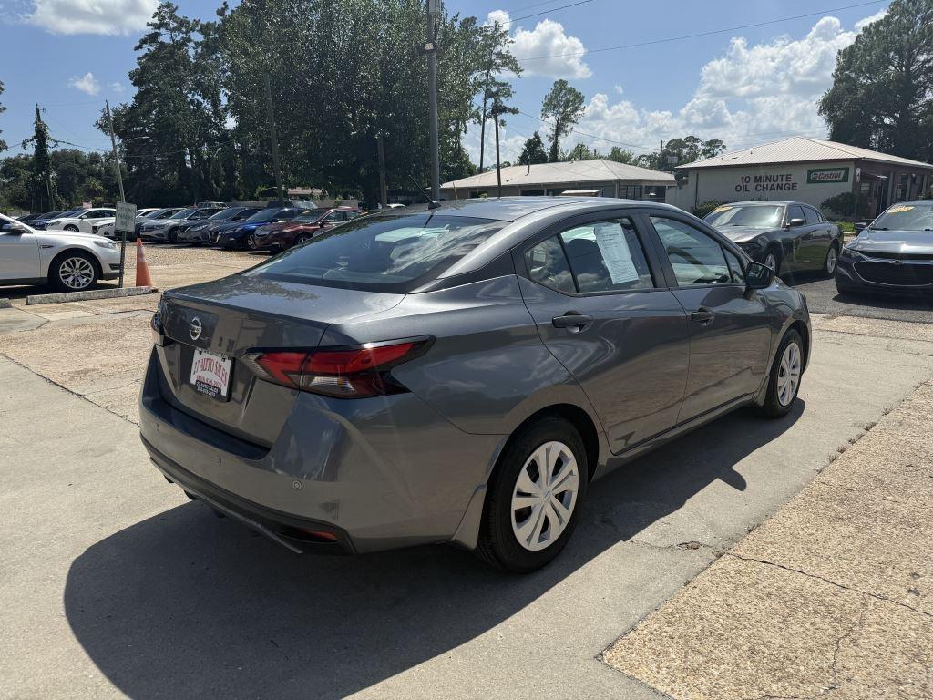 Nissan Versa  2021