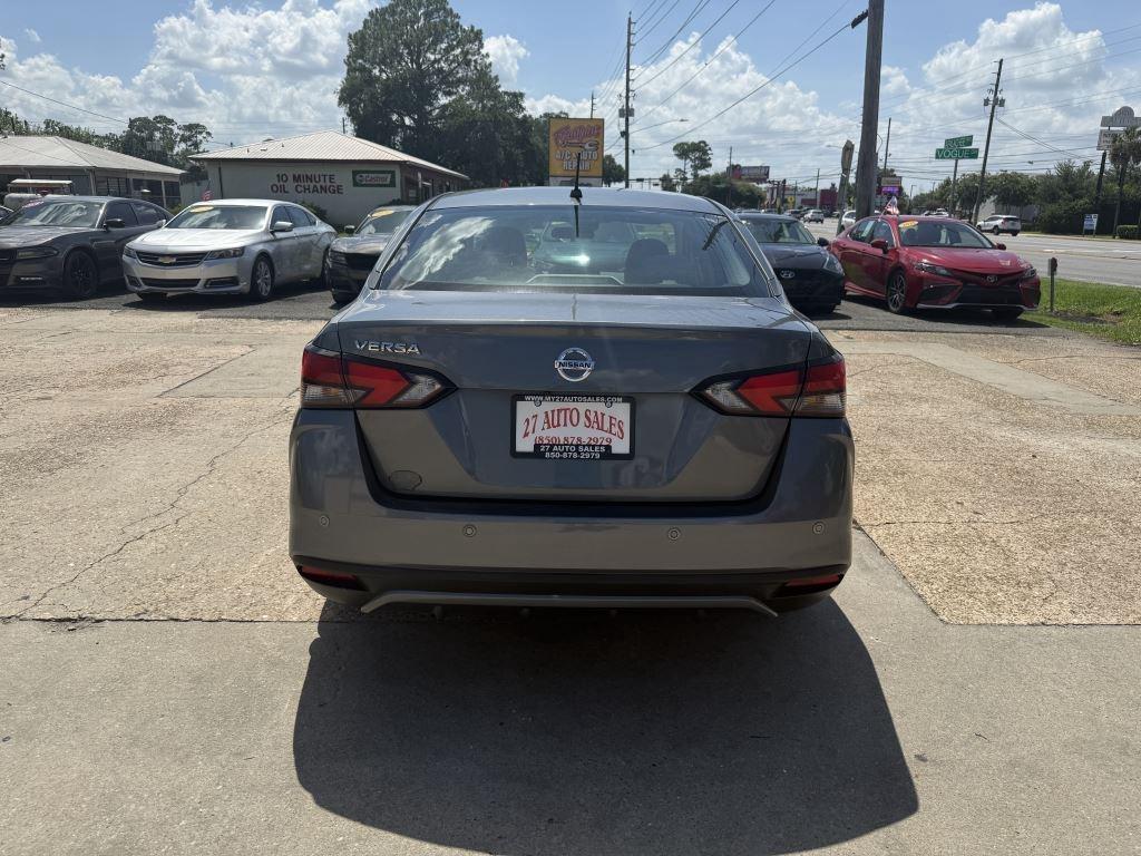 Nissan Versa  2021