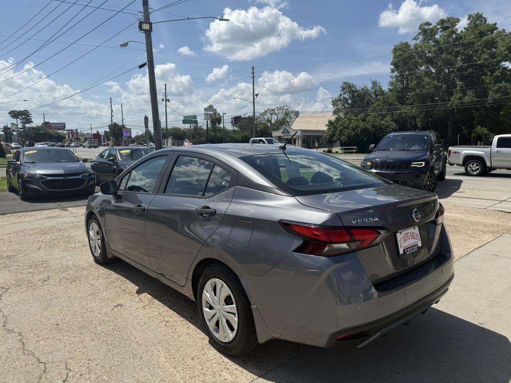 Nissan Versa  2021