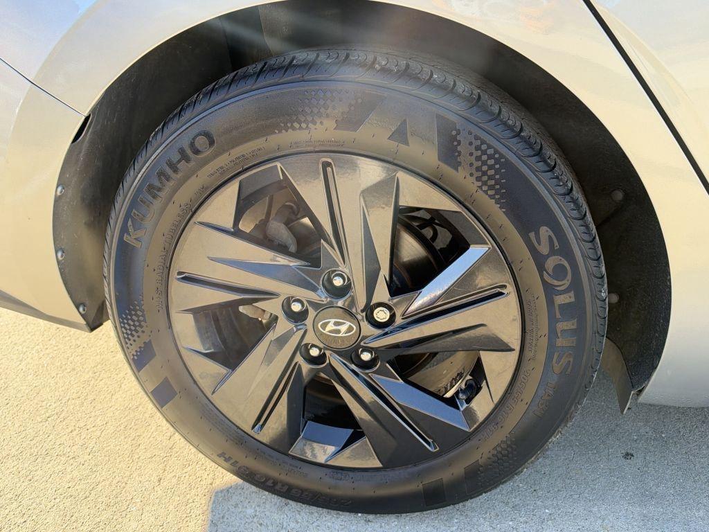 Hyundai Elantra  2022
