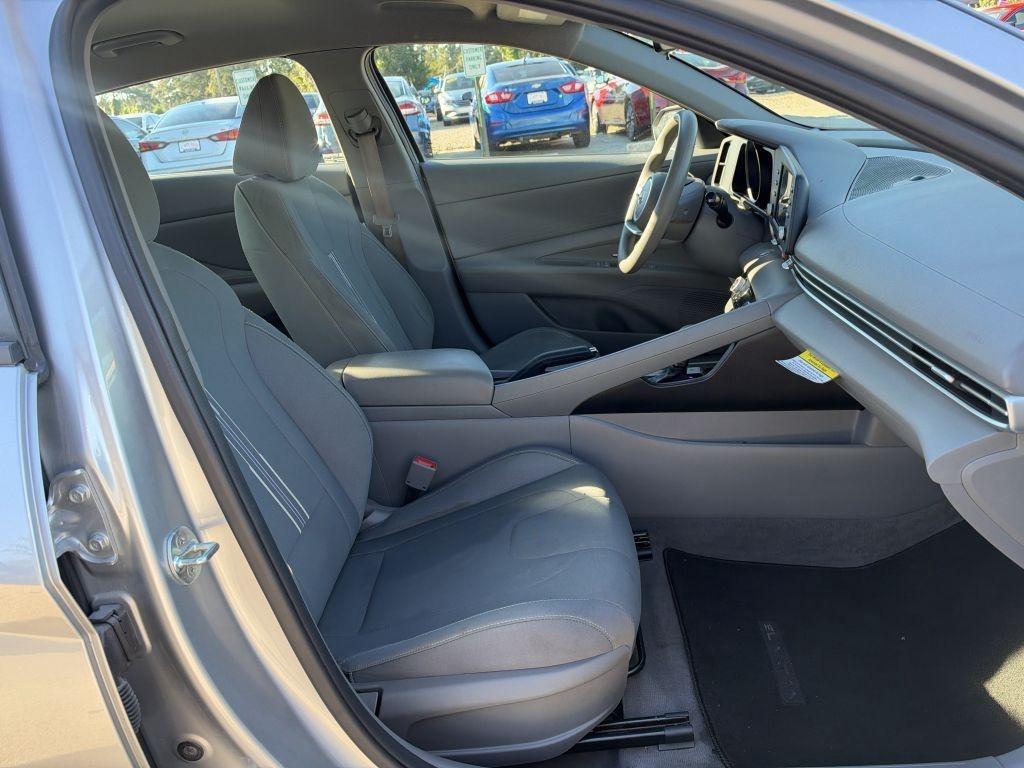 Hyundai Elantra  2022
