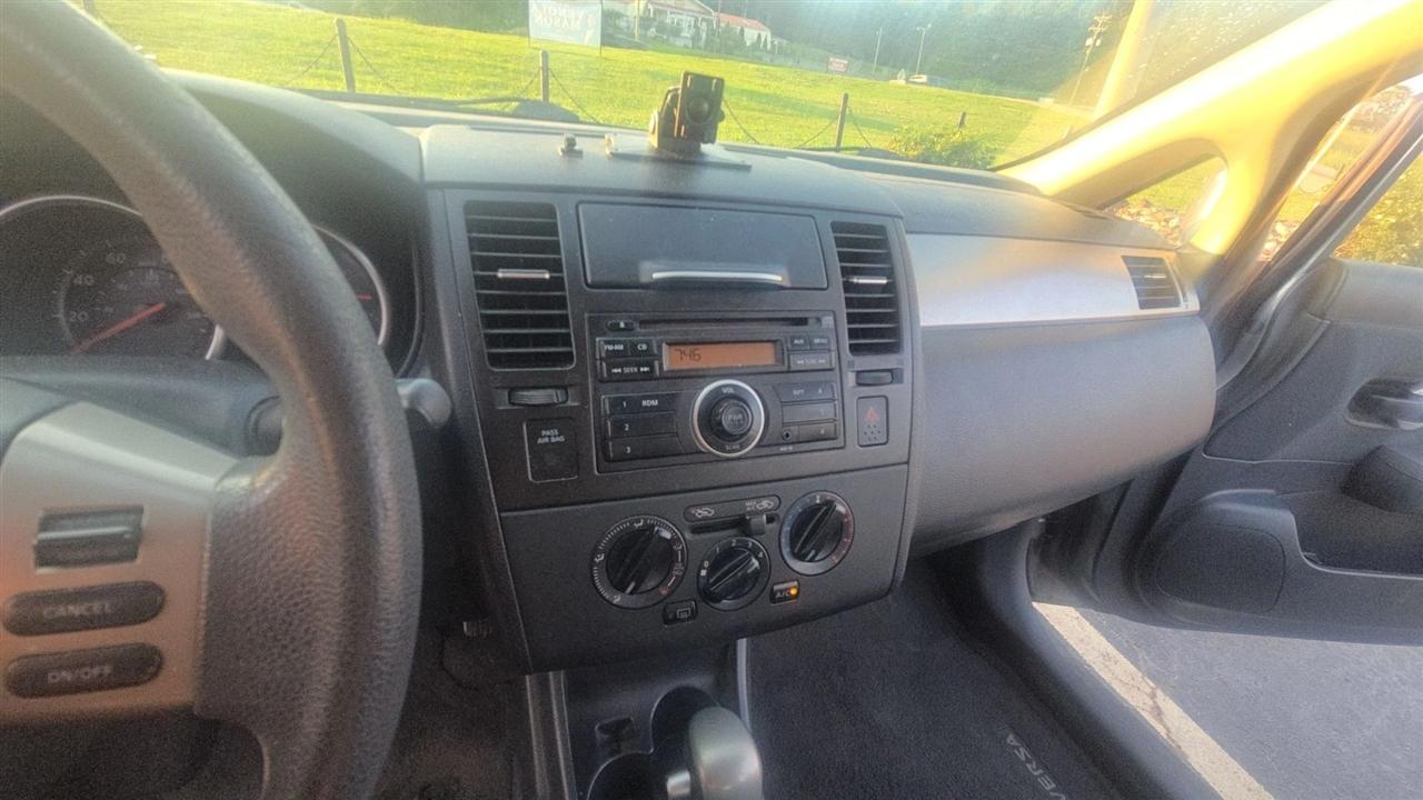 Nissan Versa  2012