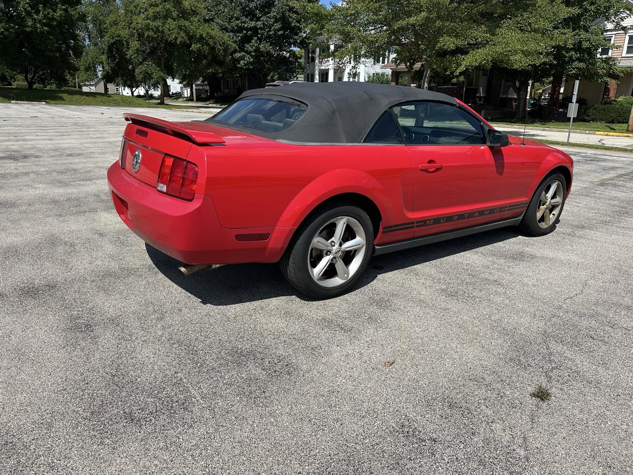 Ford Mustang V6 Deluxe Convertible 2005