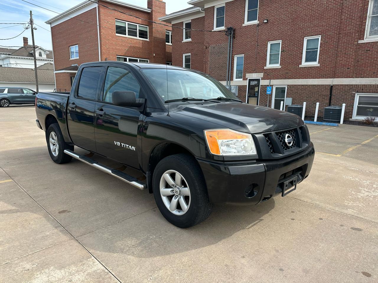 Nissan Titan XE Crew Cab 4WD SWB 2009