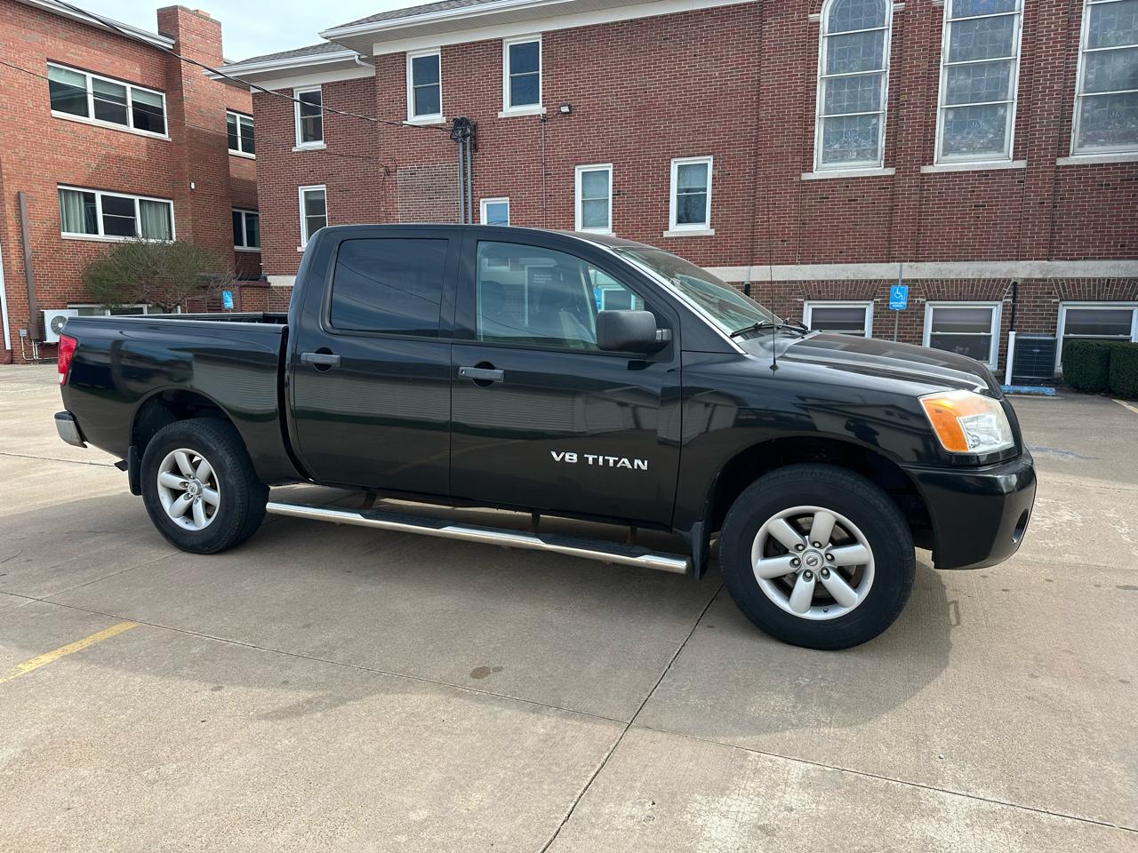 Nissan Titan XE Crew Cab 4WD SWB 2009