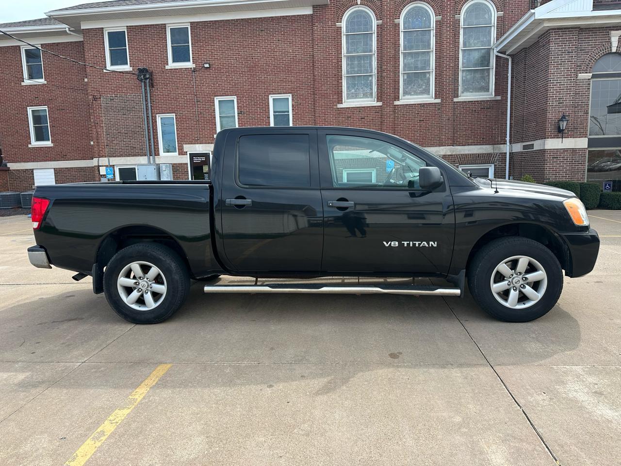 Nissan Titan XE Crew Cab 4WD SWB 2009