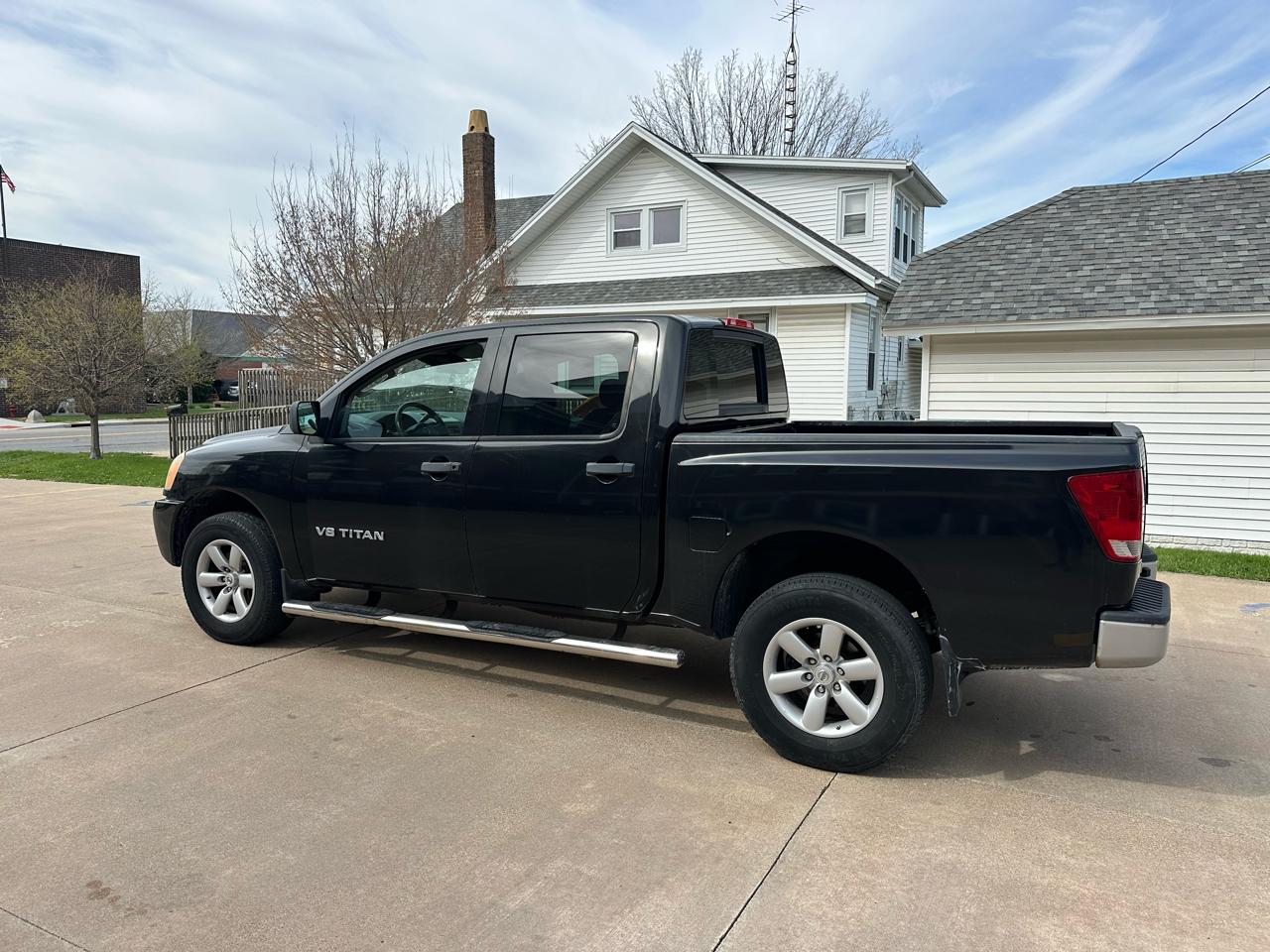 Nissan Titan XE Crew Cab 4WD SWB 2009