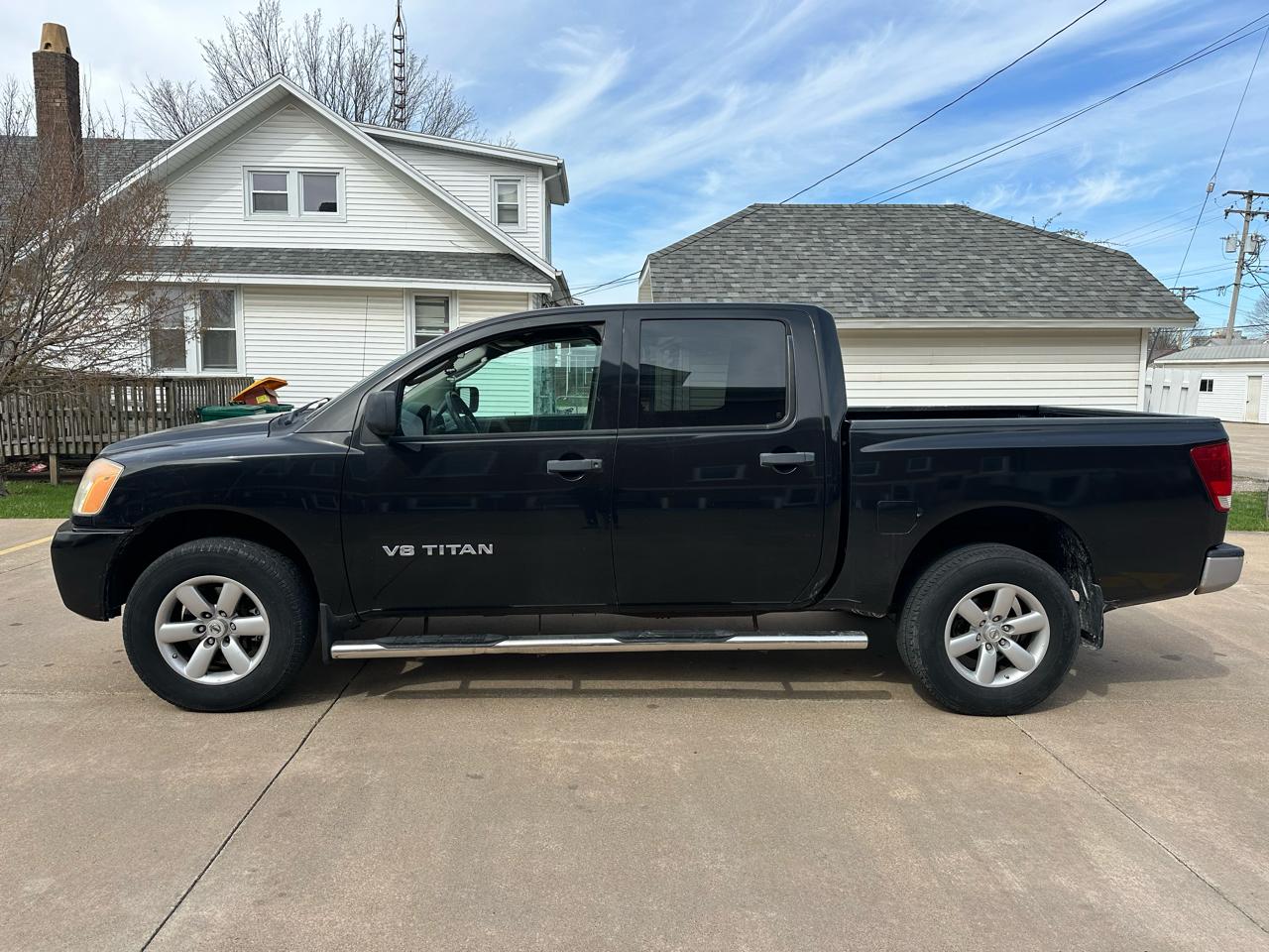 Nissan Titan XE Crew Cab 4WD SWB 2009