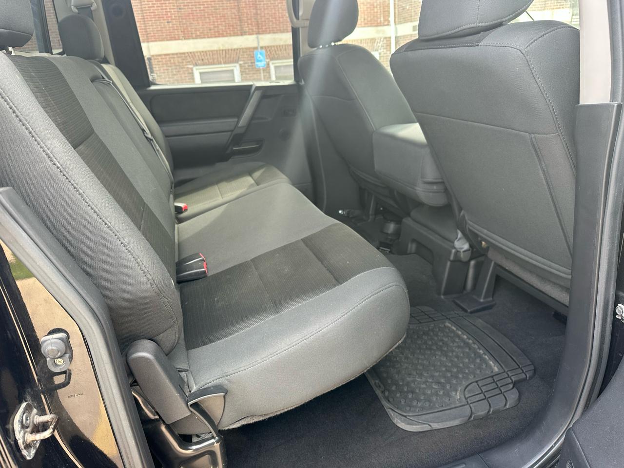 Nissan Titan XE Crew Cab 4WD SWB 2009