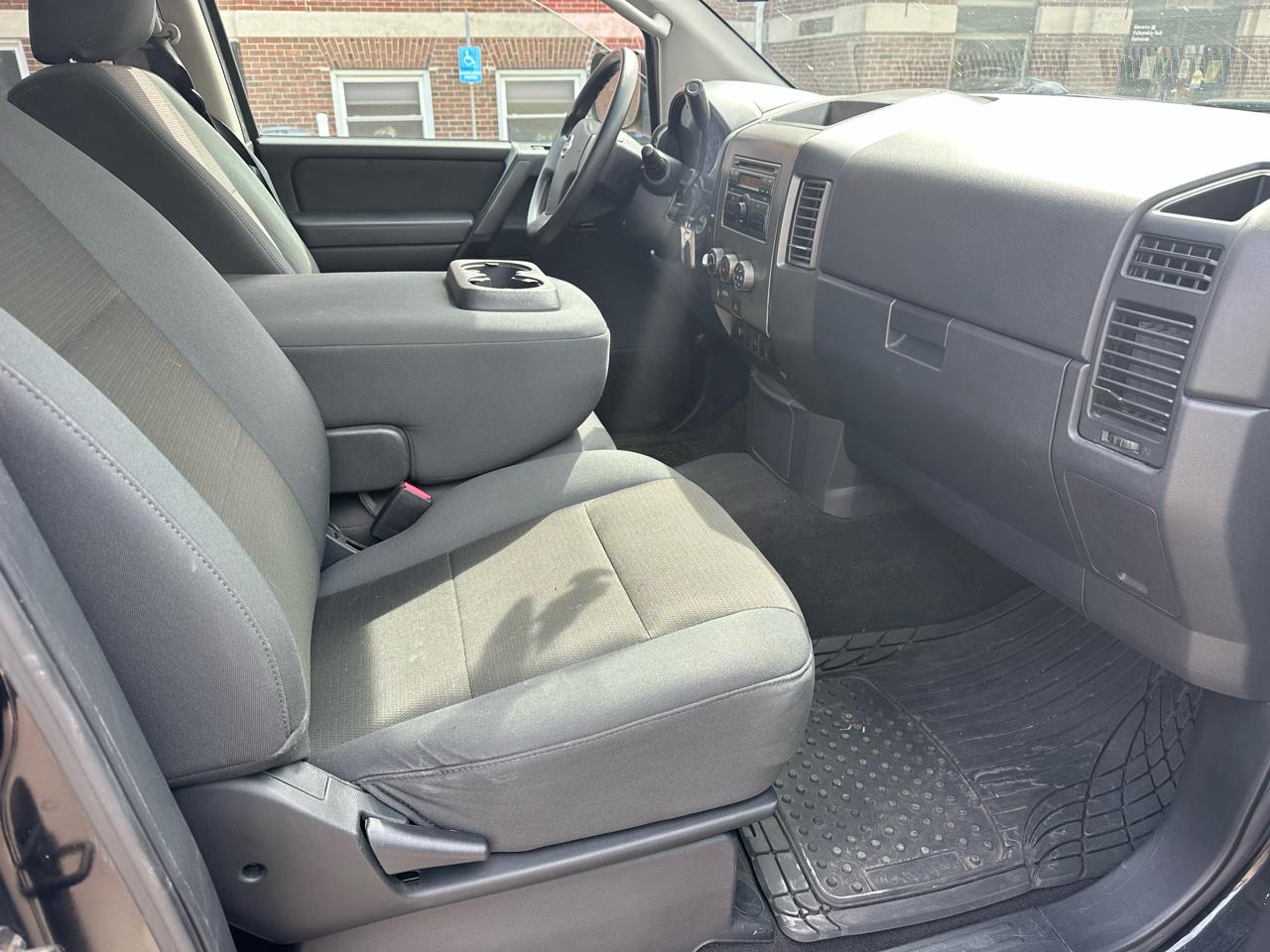 Nissan Titan XE Crew Cab 4WD SWB 2009